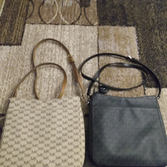 Michael Kors Crossbody 🤎🖤 - Picture 5 of 9